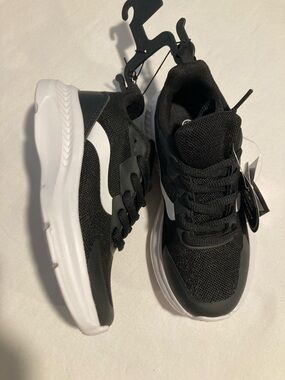 Pro Player Kids Black and White Lightweight Sneakers (Item No. D2)